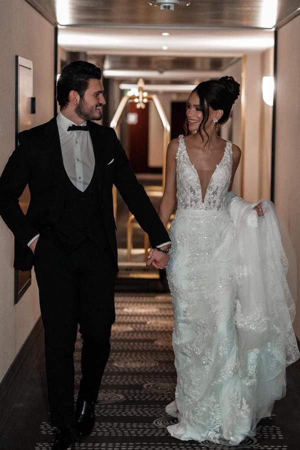 Elegant Mermaid V-neck Tulle Lace Long Backless Wedding Dress with Beading