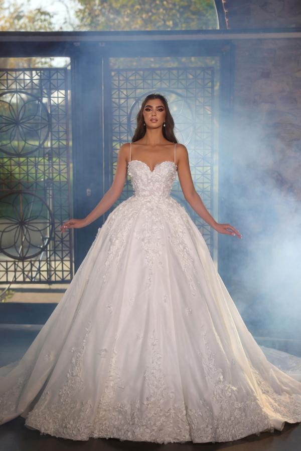 Charming Long Ball Gown Sweetheart Satin Lace Backless Wedding Dress with Train