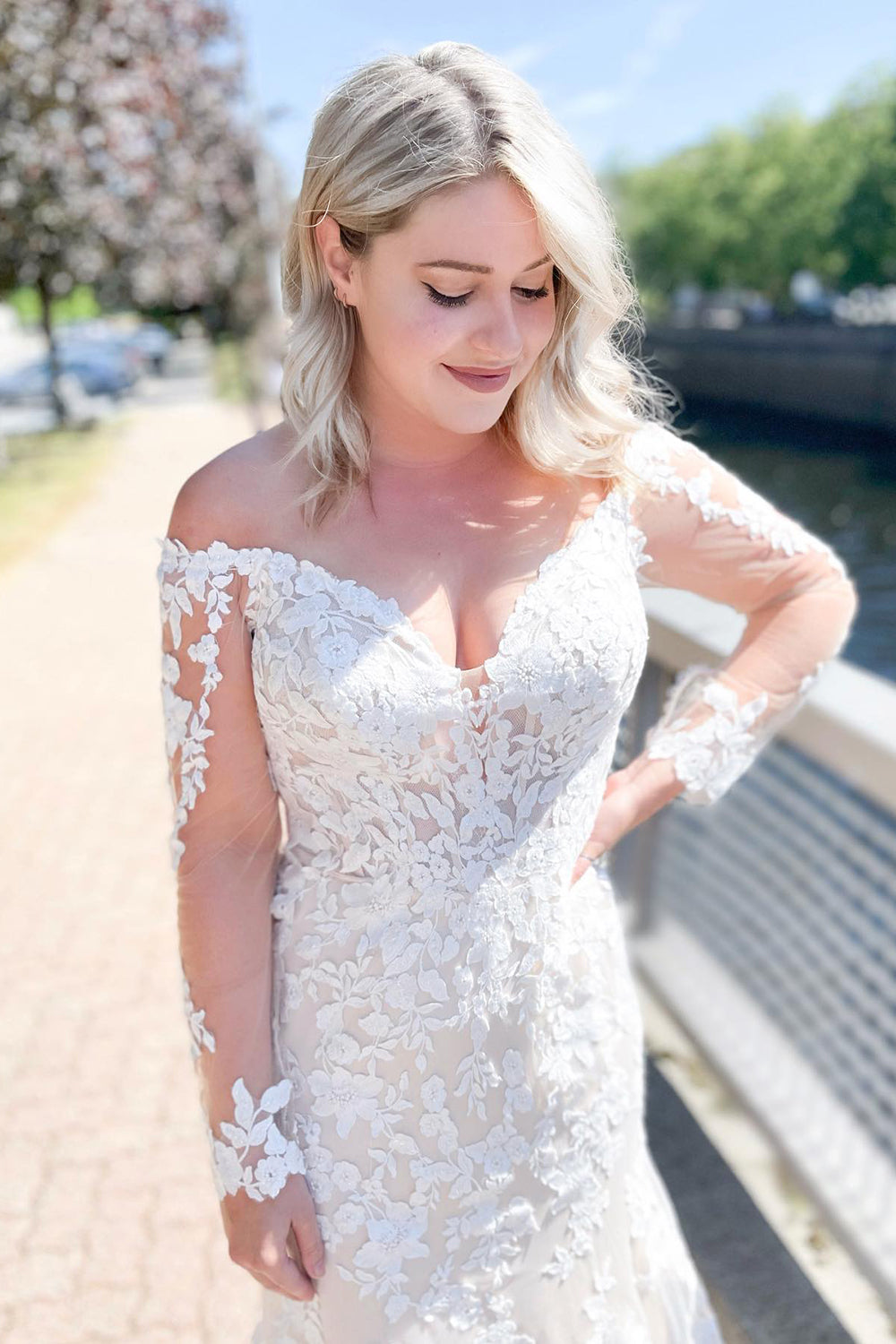 Stunning Off the Shoulder Long Sleeve Sweetheart Appliques Lace Mermaid Wedding Dress