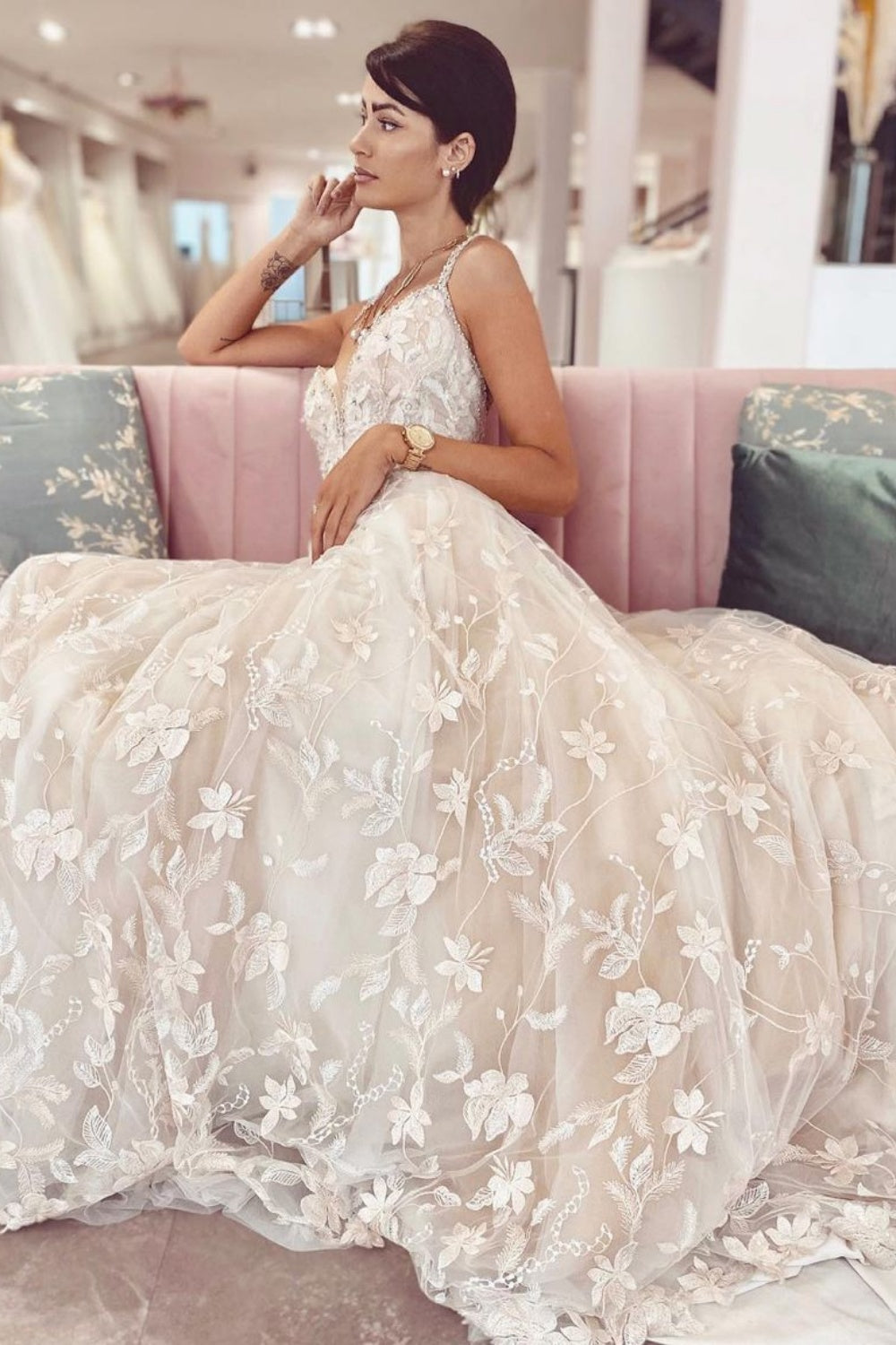 Long A-Line V-neck Spaghetti Straps Appliques Lace Tulle Wedding Dress