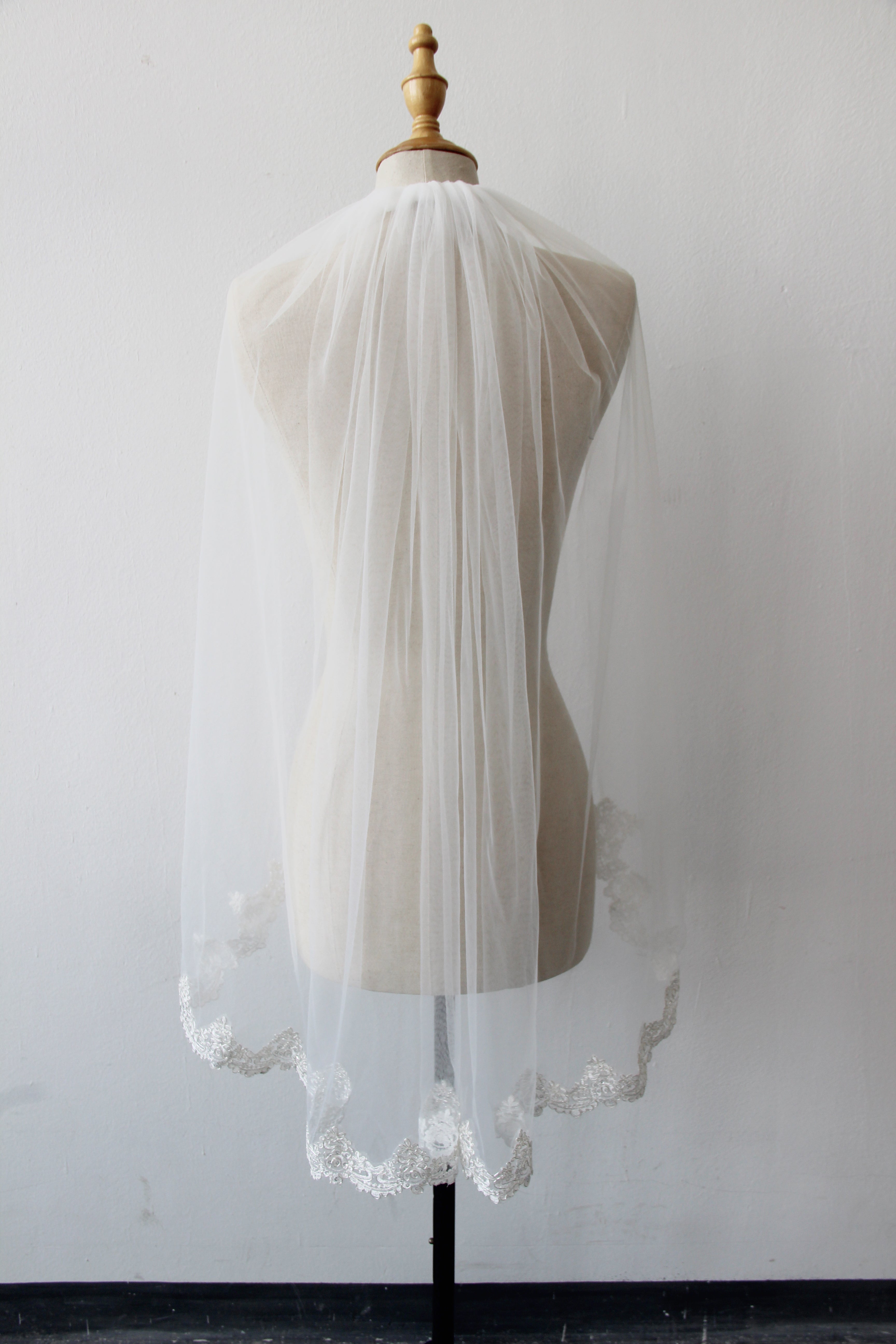 Elegant Lace Applique Edge Tulle Wedding Veil